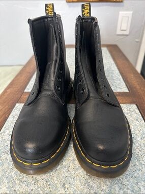 Dr. Martens Air Wair Safety Shoe. Black Leather Boots w/ Yellow Stitching. Sz 6